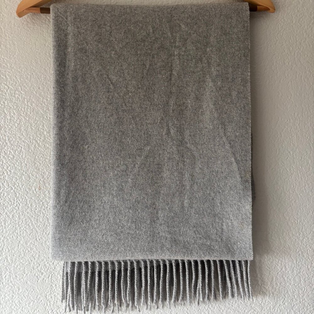 Cuyana 100% Cashmere Scarf - Light Gray